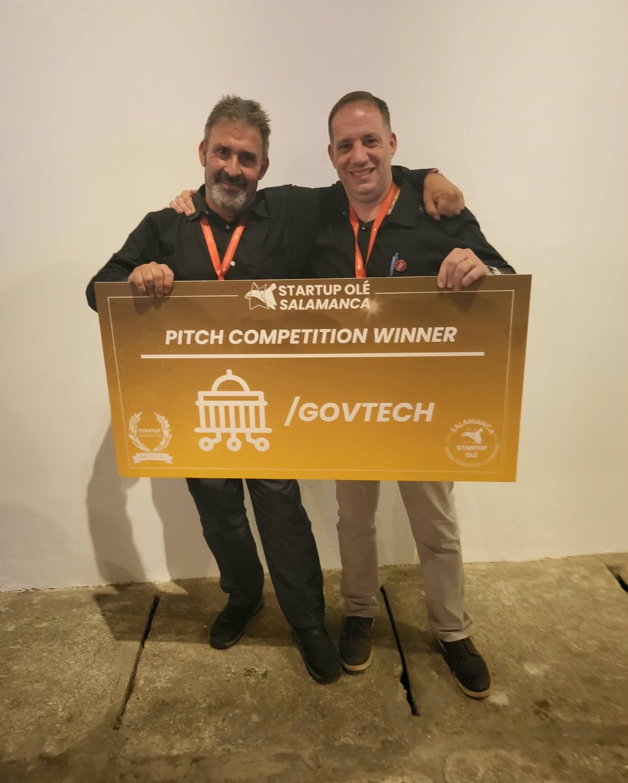 Los fundadores de CSSphere con el cheque de ganadores del Pitch Competition GovTech de Startup Olé Salamanca 2026